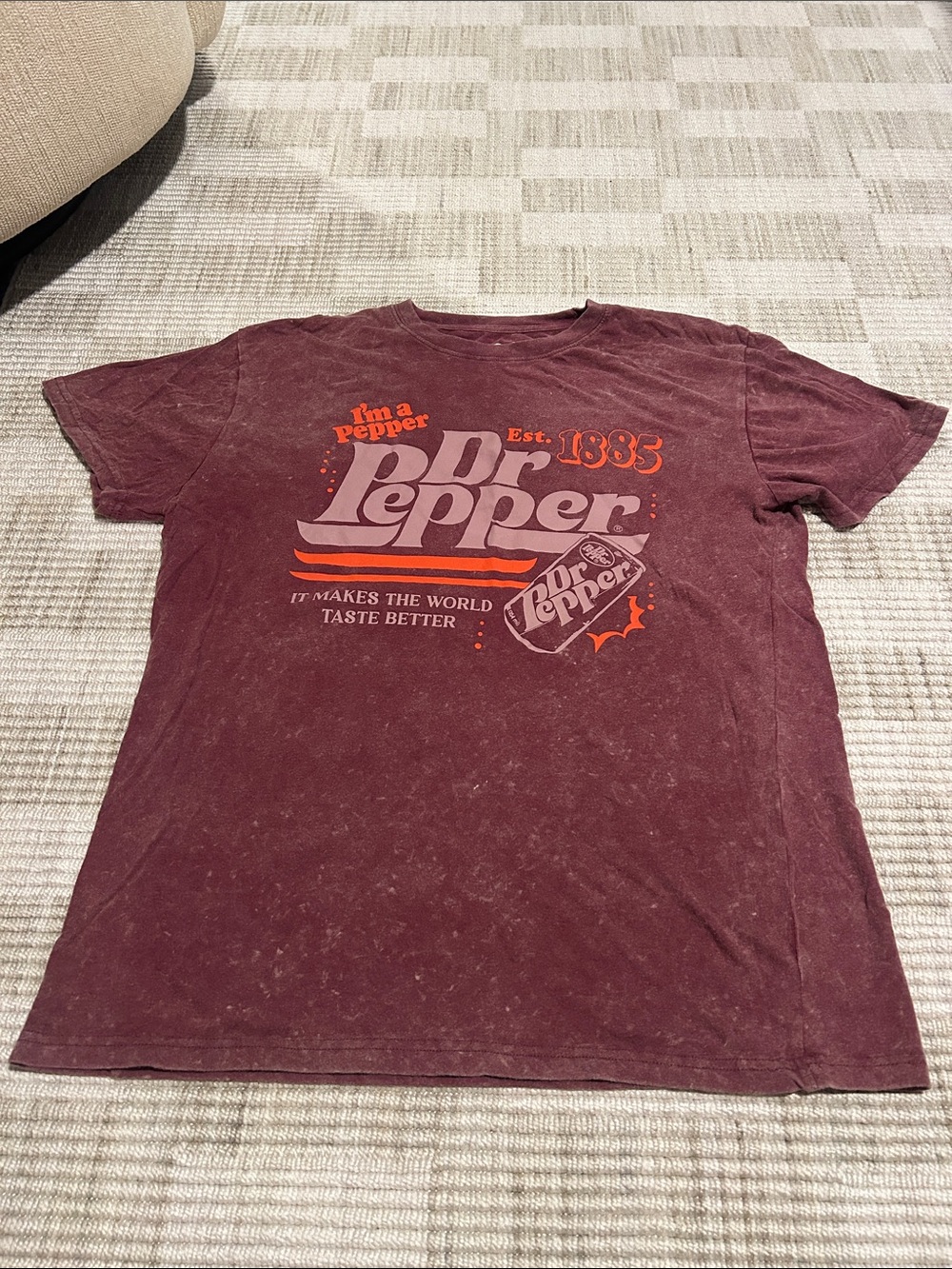 Dr Pepper Men's Short Sleeve Graphic Tee in Burgundy